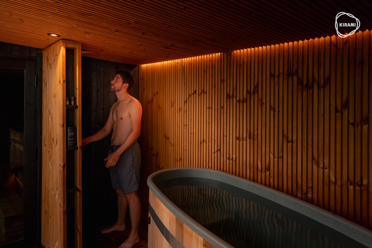 A refreshing shower in the shelter of the terrace before going to the tub