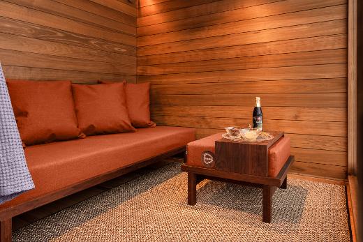 Orange Kirami FinVision® - set di divani Nordic Misty, comprende divano, pouf e vassoio.