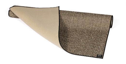 Il tappeto ha una superficie antimacchia e un retro in lattice Sala Kirami FinVision®