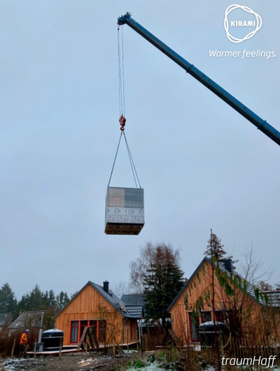 Franken Spa | Sauna volante - con l'aiuto di una gru, i moduli possono essere sollevati anche in luoghi difficili da raggiungere, ad esempio sopra gli edifici | Kirami