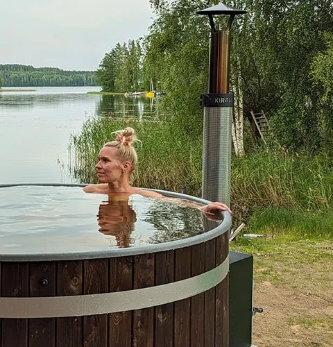 Kirami | Sanna Wikström e Valtteri Heiskanen, le menti del marchio del benessere "Hidasta elämää", si divertono nella tinozza Kirami.