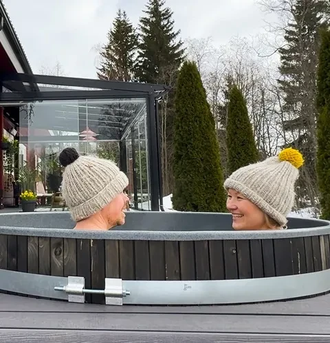 Il bagno all'aperto è un piacevole contrasto a una vita familiare intensa con i bambini.