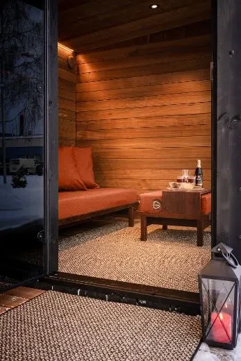 Rilassatevi con il divano Kirami FinVision® e le gambe sull'ottomana.