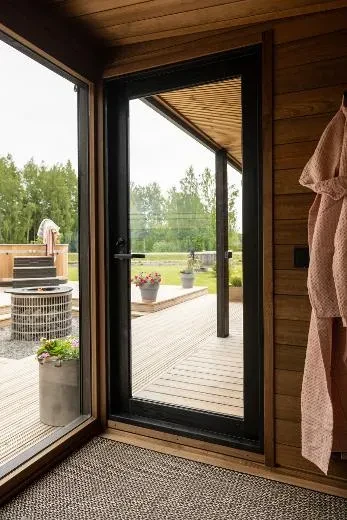 Le grandi finestre del lounge vi mettono in contatto con la natura | Lounge M Kirami FinVision® Nordic misty