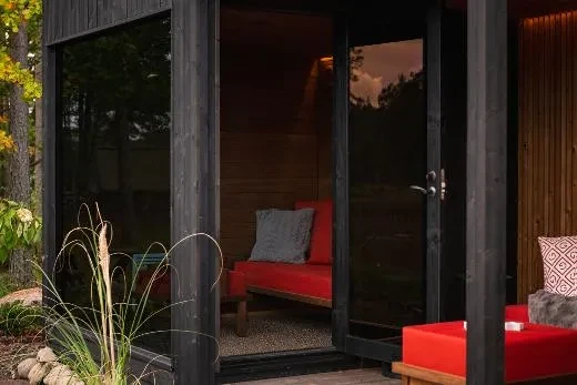 Il salone ti offre l'opportunità di goderti la vita all'aria aperta in tutta comodità e stile | Kirami FinVision® – lounge M Misty.