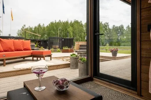 Le ampie finestre del lounge portano la natura proprio accanto a voi | Kirami FinVision® -lounge M Misty.