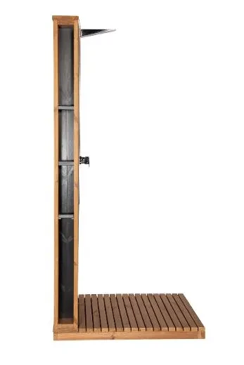 Docce rinfrescanti dietro la parete della doccia esterna Kirami FinVision®